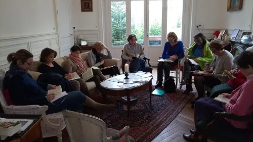 Un groupe réuni pour une réunion de partage d’Évangile